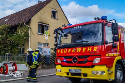 Ludwigsburg: Kaminofen in einem Wohnhaus fuehrt zu Brand mit starker Rauchentwicklung - Grossaufgebot der Feuerwehr vor Ort
